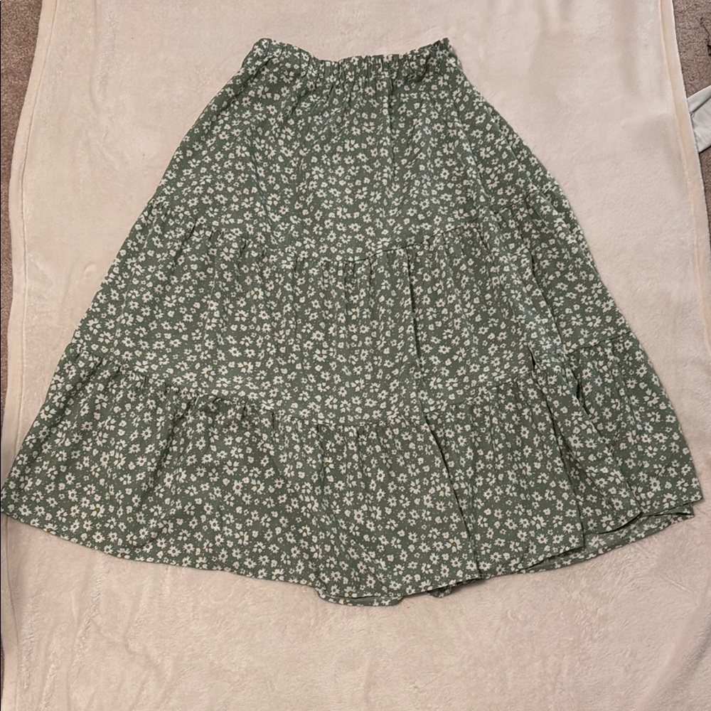 Maxi Skirt: light green with white flowers
